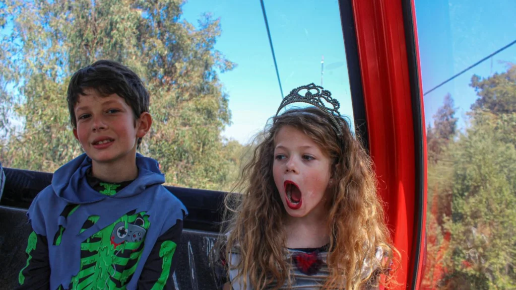 Teleférico-niños-disfrazados-halloween
