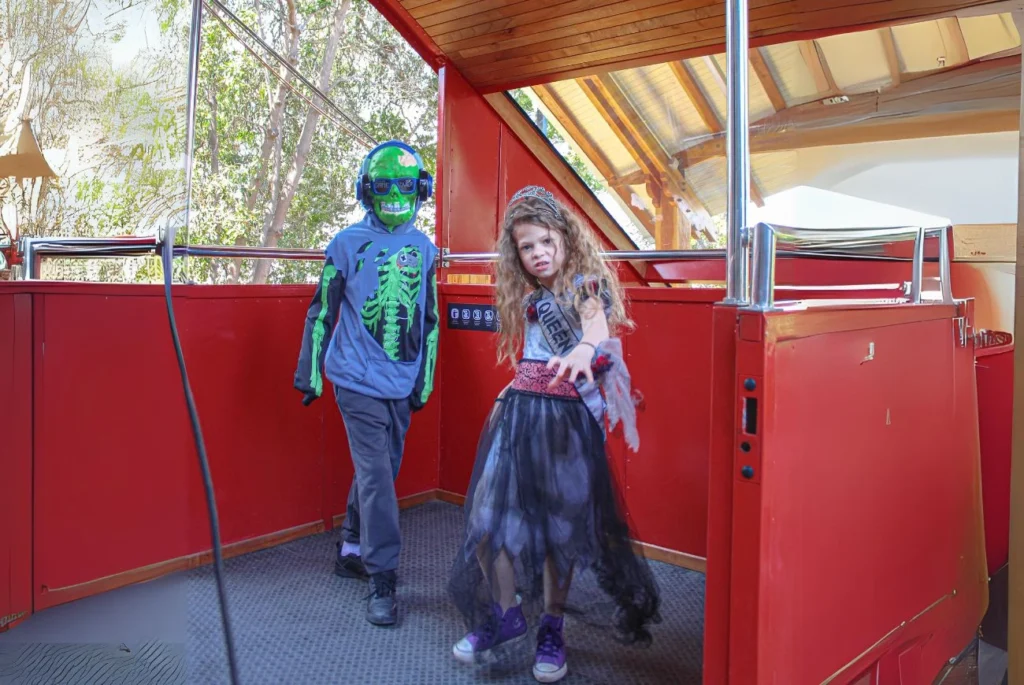niños-disfrazados-halloween-funicular